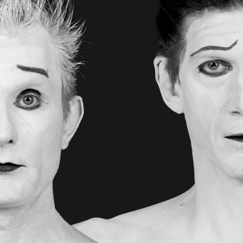 Kaksi näyttelijää mustavalkoisessa kuvassa. Heistä näkyy kummastakin vain puolet päästä ja rintakehästä. Näyttelijöiden kasvot on maalattu valkoiseksi ja silmänympärykset, kulmakarvat ja huulet mustaksi.