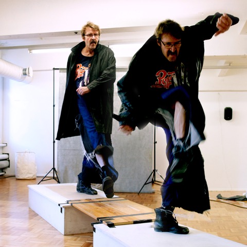 Kuvassa mies kävelee omatekoisella Catwalkilla